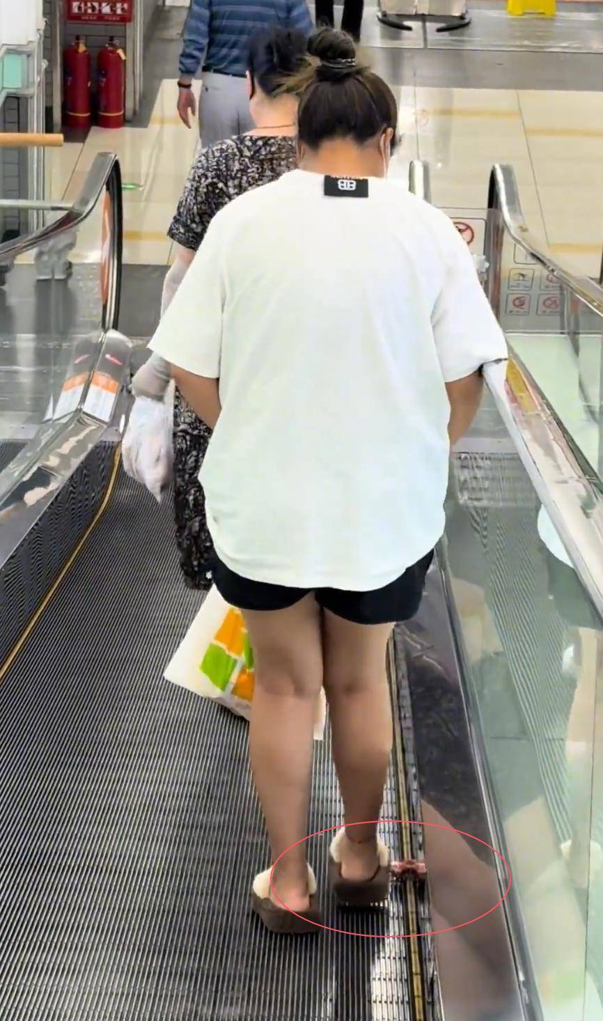 女子超市偷排骨從短褲掉到扶梯上？網(wǎng)友以為掉的是百元鈔票，官方：已接到報(bào)案，正核查