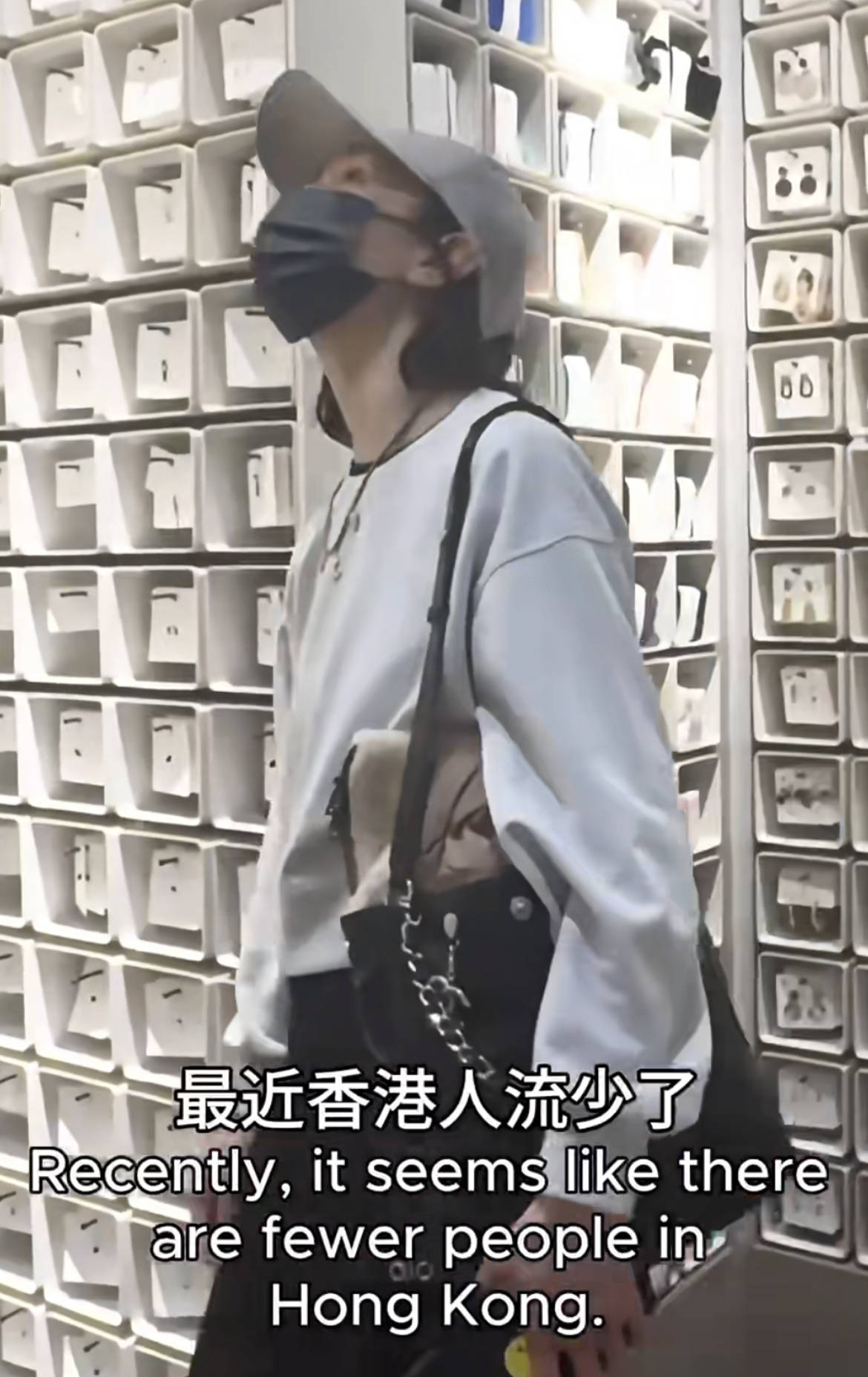 60歲張曼玉突然營業(yè)，穿79元T恤配10萬珠寶，生活如此鮮活松弛！