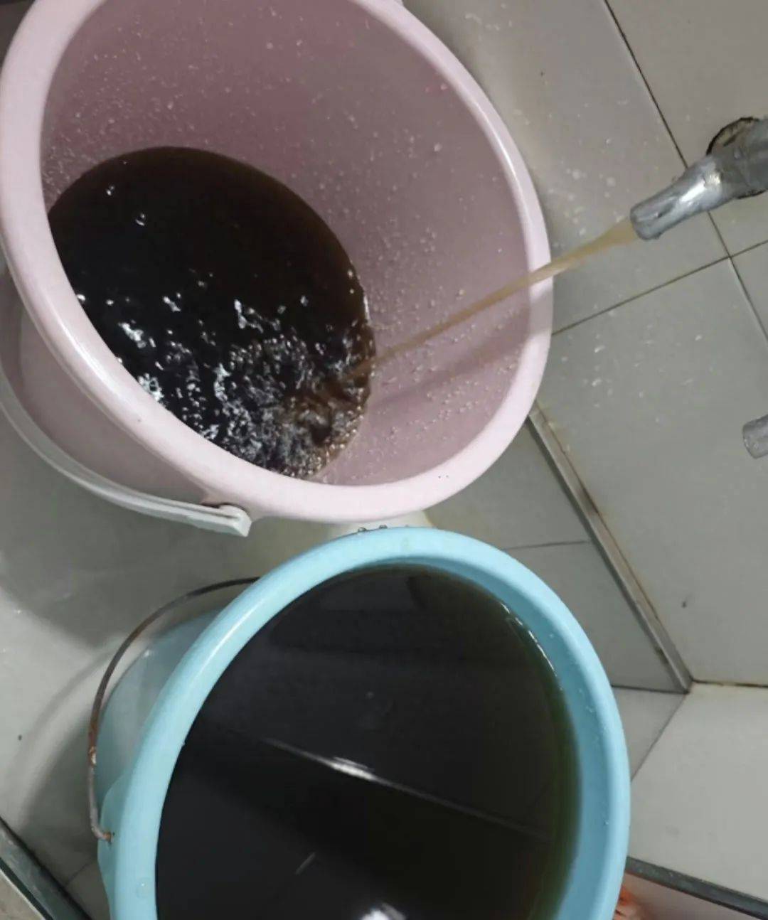 “到處都是臭的！”景德鎮(zhèn)停水后游客稱上廁所很困擾，復水后市民稱放的水像“可樂”，水務公司回應