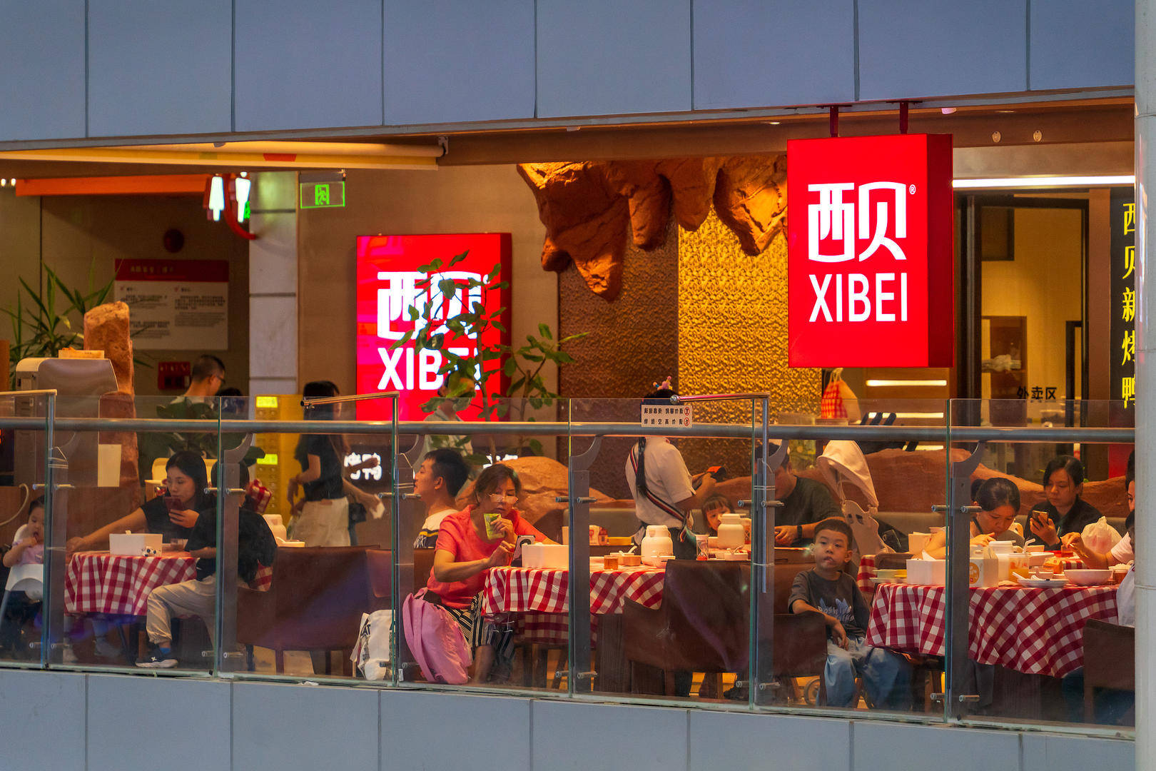 “預(yù)制菜大戰(zhàn)”100小時：西貝們的傲慢，和羅永浩們的偏見