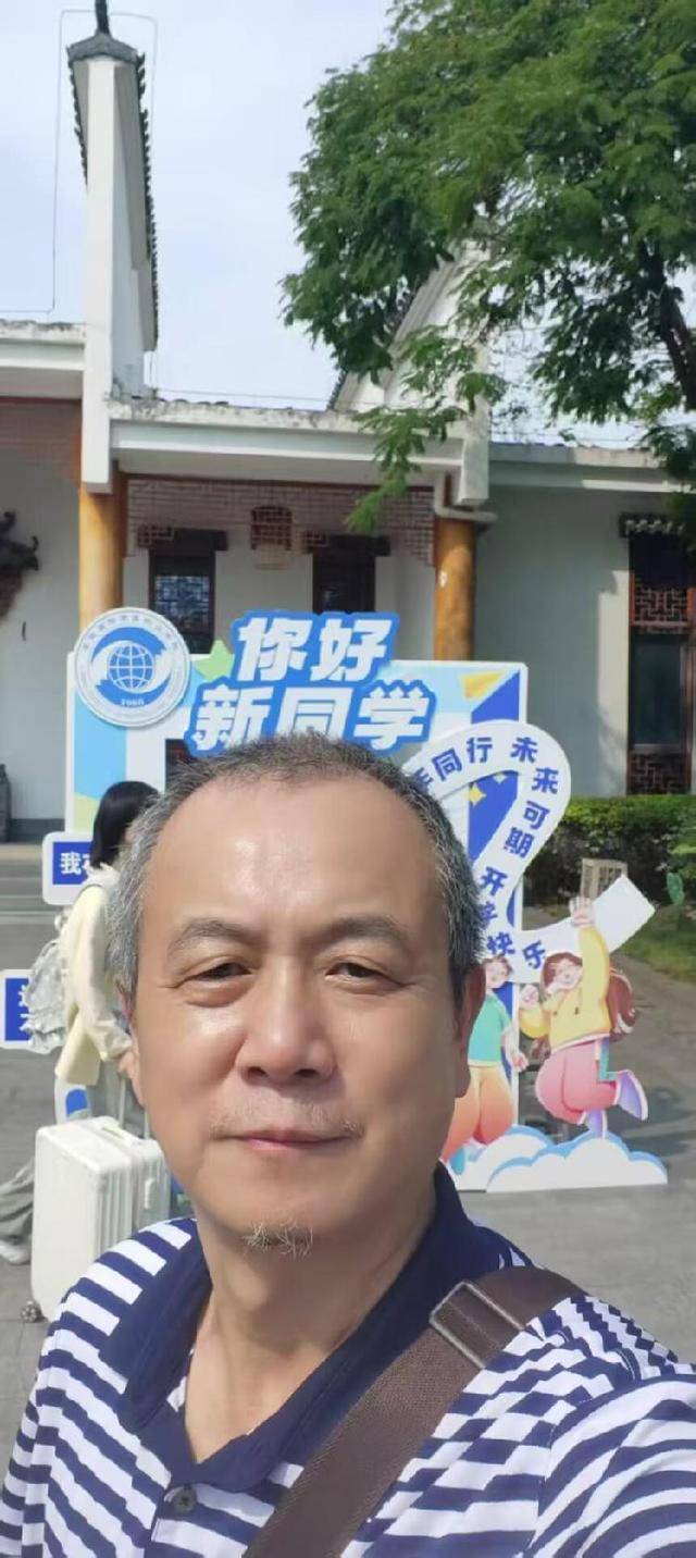合肥60后高考大叔已到校報到，將開啟校園生活，大叔：年齡雖大但無需特別照顧