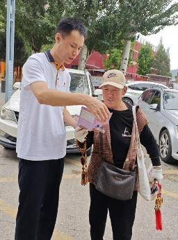 紅色消保暖民心 金融知識踐于行——陽光人壽開展“黨建+消?！苯鹑诮逃麄髦芑顒?></p>
<p>作為扎根革命老區(qū)的金融機(jī)構(gòu)，陽光人壽延安中支將持續(xù)探索“紅色教育+金融宣教”模式，用實際行動守護(hù)群眾的“錢袋子”，讓金融服務(wù)更有溫度。</p>
                			    
			</div>
			<div   id=