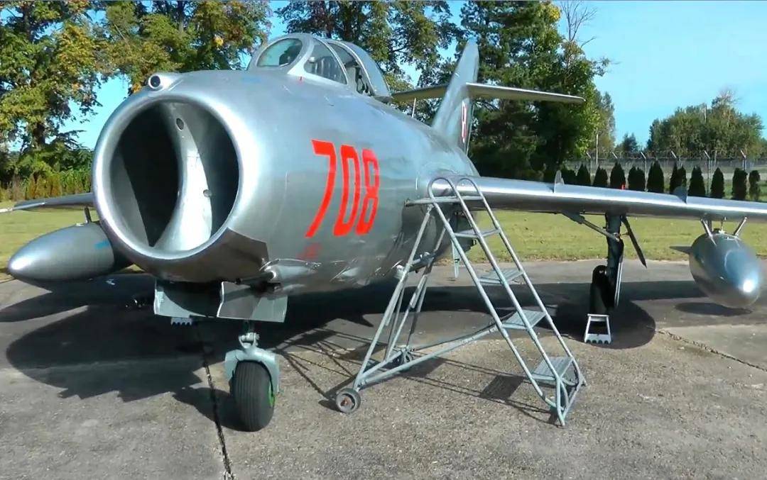 央視曝光！殲-35A改用內(nèi)置登機(jī)梯，和F-35的一模一樣？