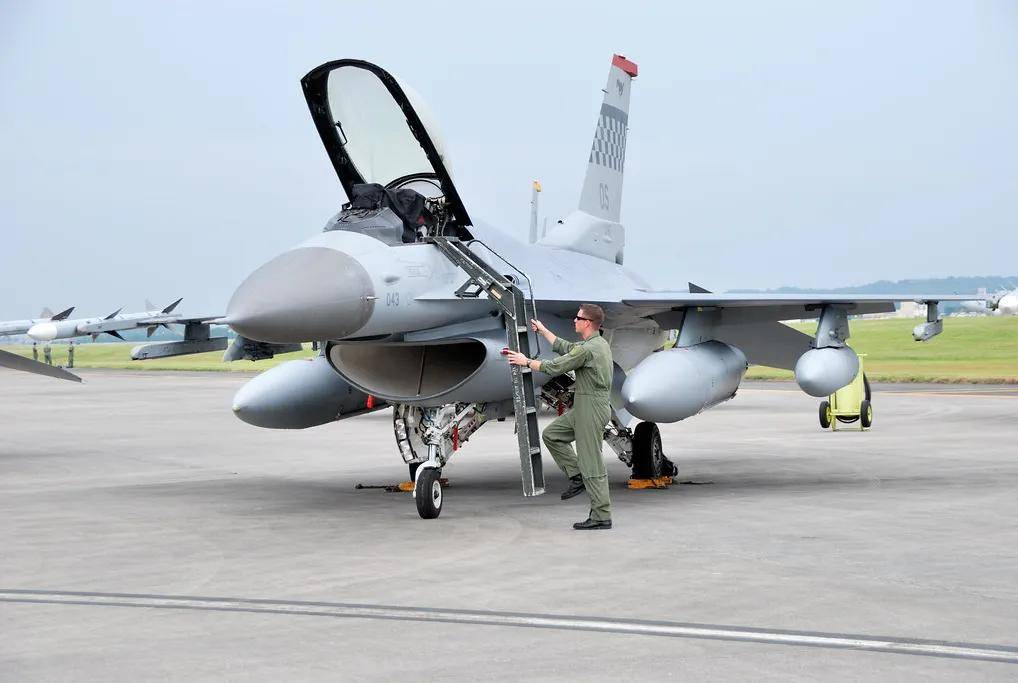央視曝光！殲-35A改用內(nèi)置登機(jī)梯，和F-35的一模一樣？