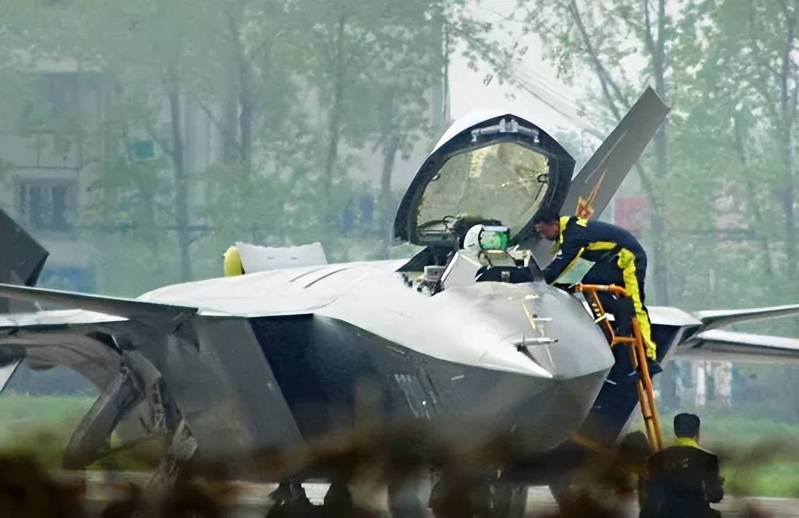 央視曝光！殲-35A改用內(nèi)置登機(jī)梯，和F-35的一模一樣？