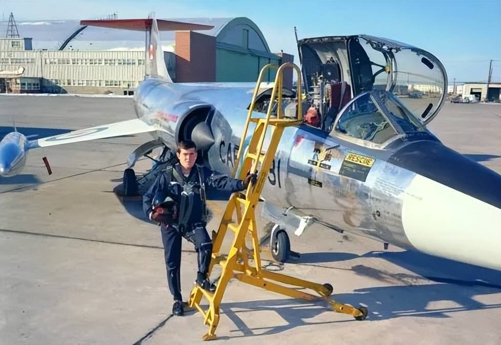 央視曝光！殲-35A改用內(nèi)置登機(jī)梯，和F-35的一模一樣？