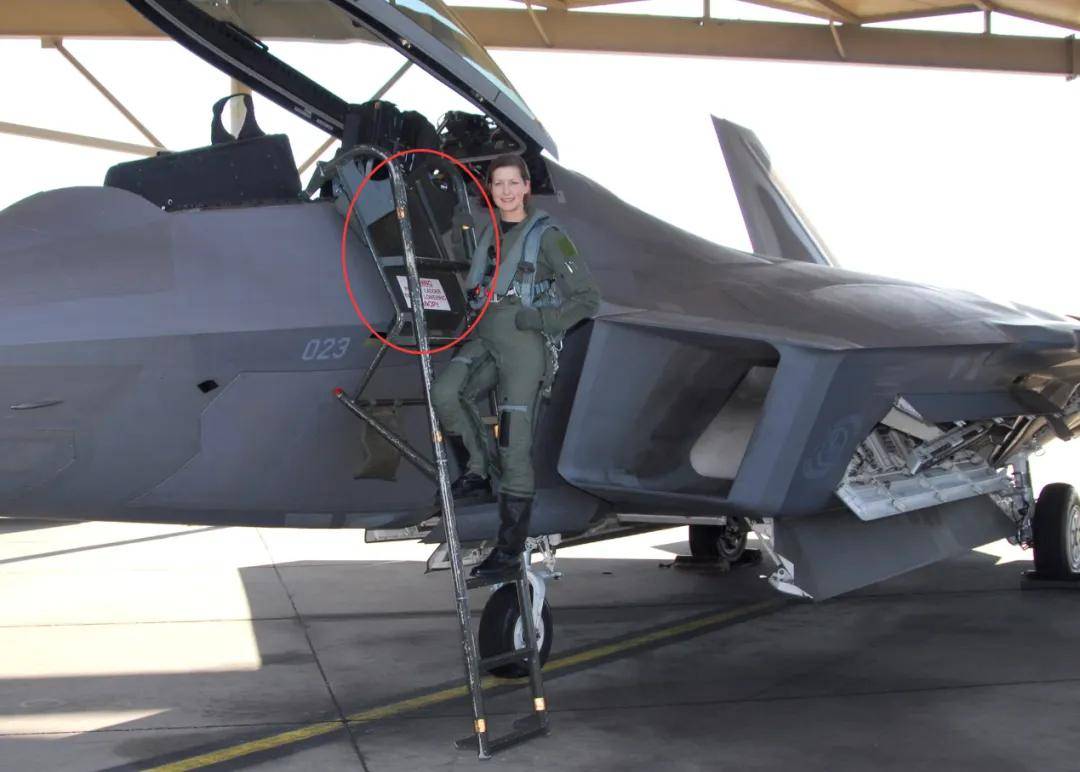 央視曝光！殲-35A改用內(nèi)置登機(jī)梯，和F-35的一模一樣？