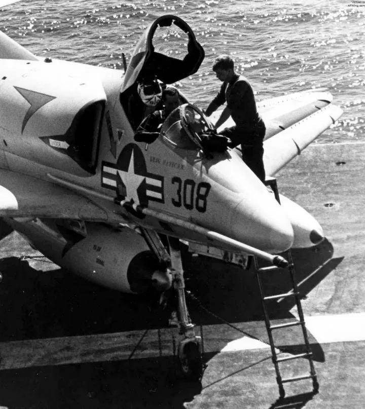 央視曝光！殲-35A改用內(nèi)置登機(jī)梯，和F-35的一模一樣？