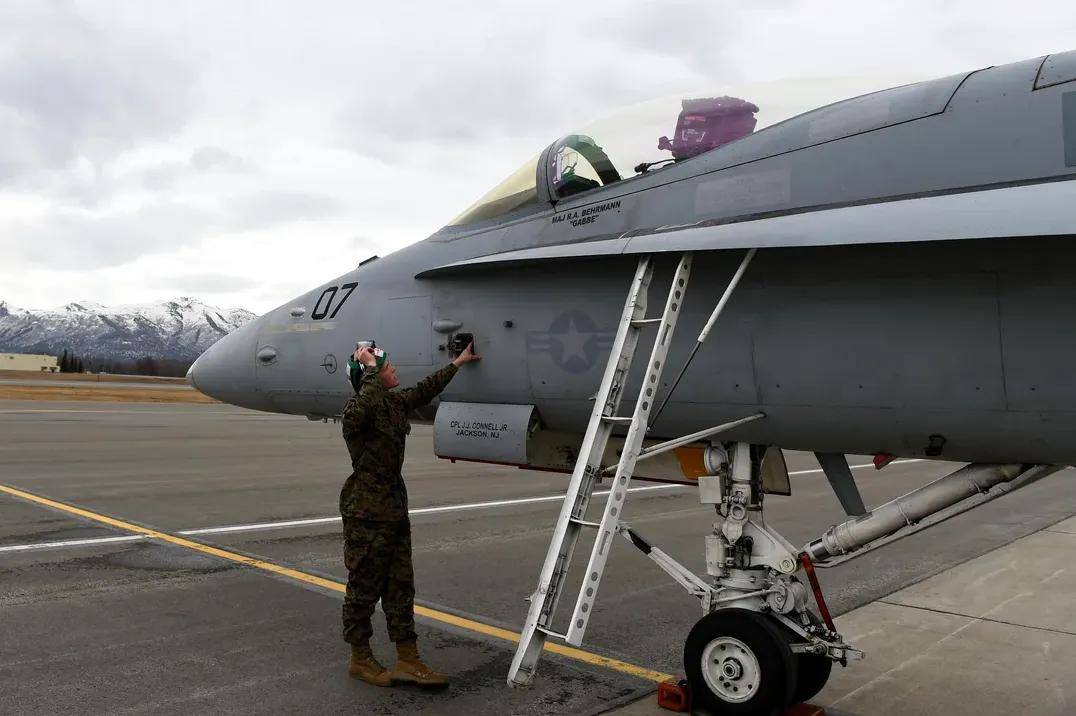 央視曝光！殲-35A改用內(nèi)置登機(jī)梯，和F-35的一模一樣？