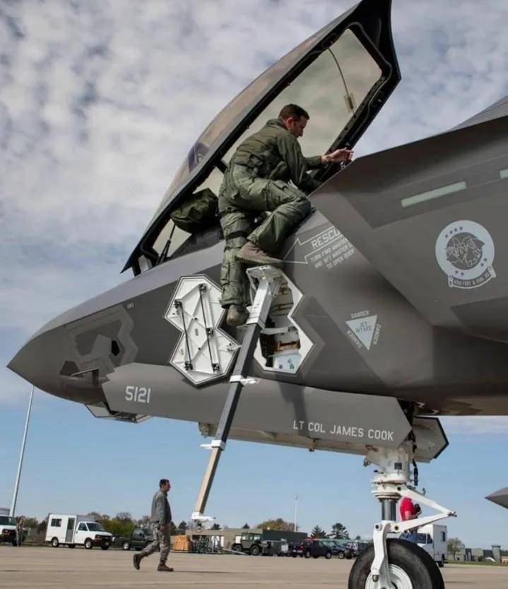 央視曝光！殲-35A改用內(nèi)置登機(jī)梯，和F-35的一模一樣？