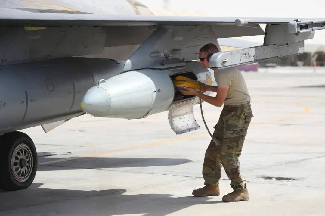 央視曝光！殲-35A改用內(nèi)置登機(jī)梯，和F-35的一模一樣？