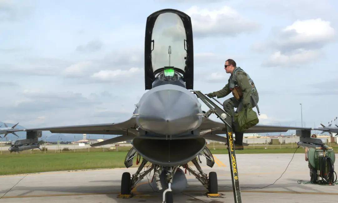 央視曝光！殲-35A改用內(nèi)置登機(jī)梯，和F-35的一模一樣？