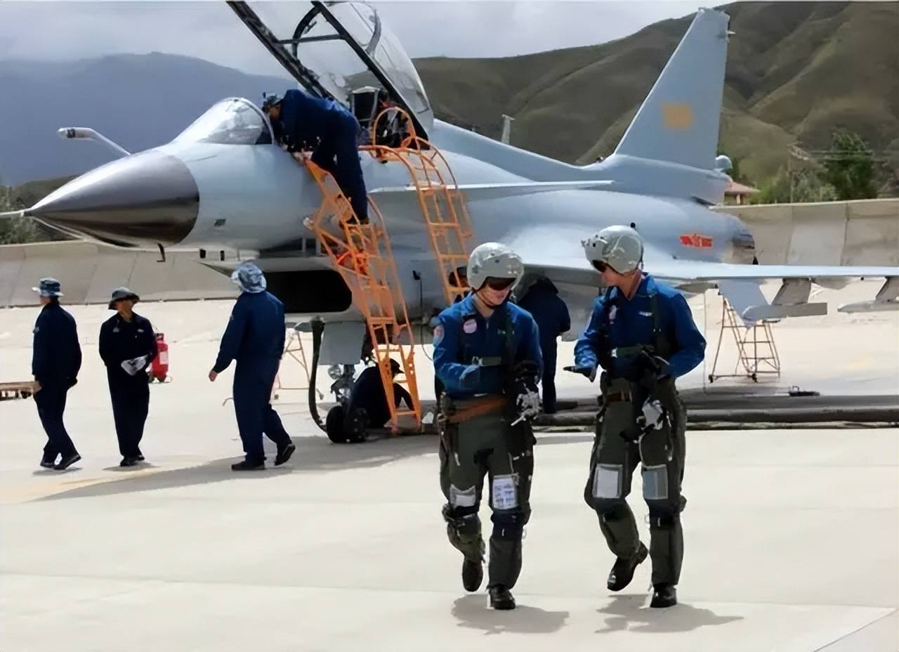 央視曝光！殲-35A改用內(nèi)置登機(jī)梯，和F-35的一模一樣？