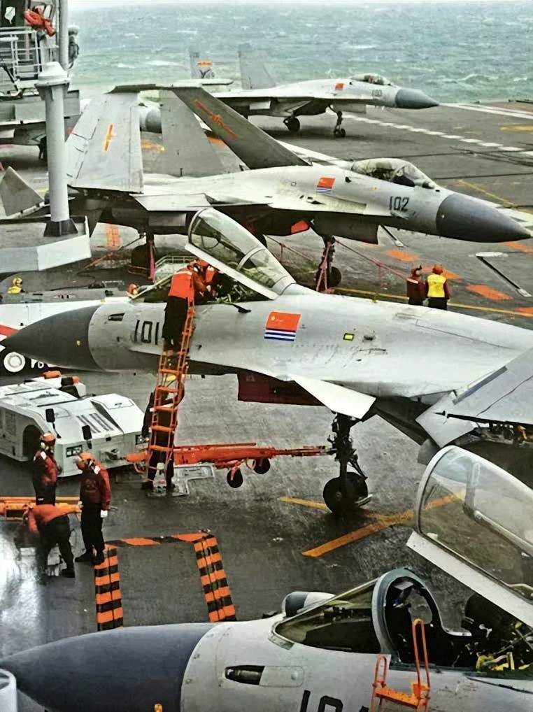 央視曝光！殲-35A改用內(nèi)置登機(jī)梯，和F-35的一模一樣？