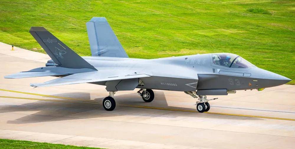 央視曝光！殲-35A改用內(nèi)置登機(jī)梯，和F-35的一模一樣？