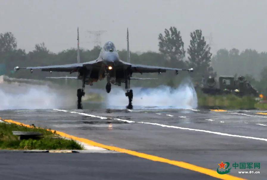 央視曝光！殲-35A改用內(nèi)置登機(jī)梯，和F-35的一模一樣？