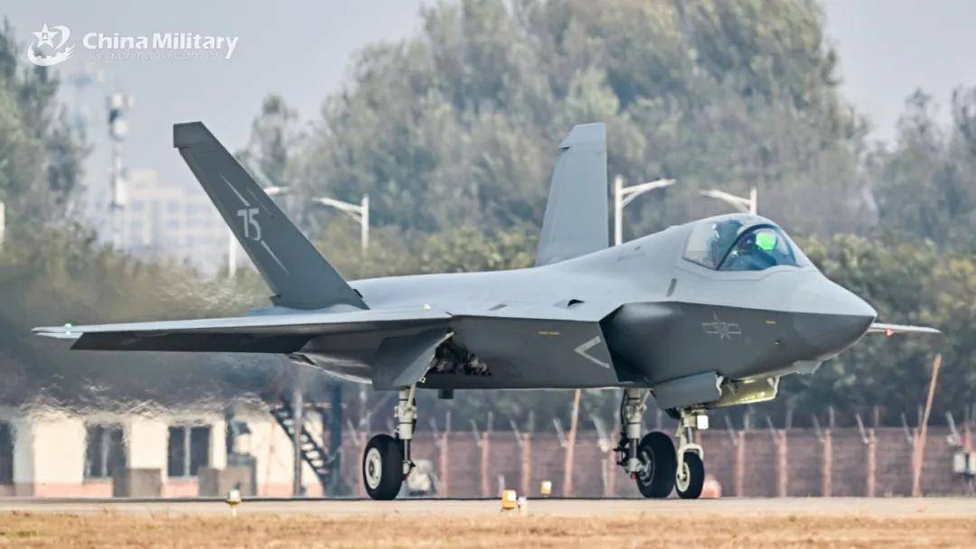 央視曝光！殲-35A改用內(nèi)置登機(jī)梯，和F-35的一模一樣？