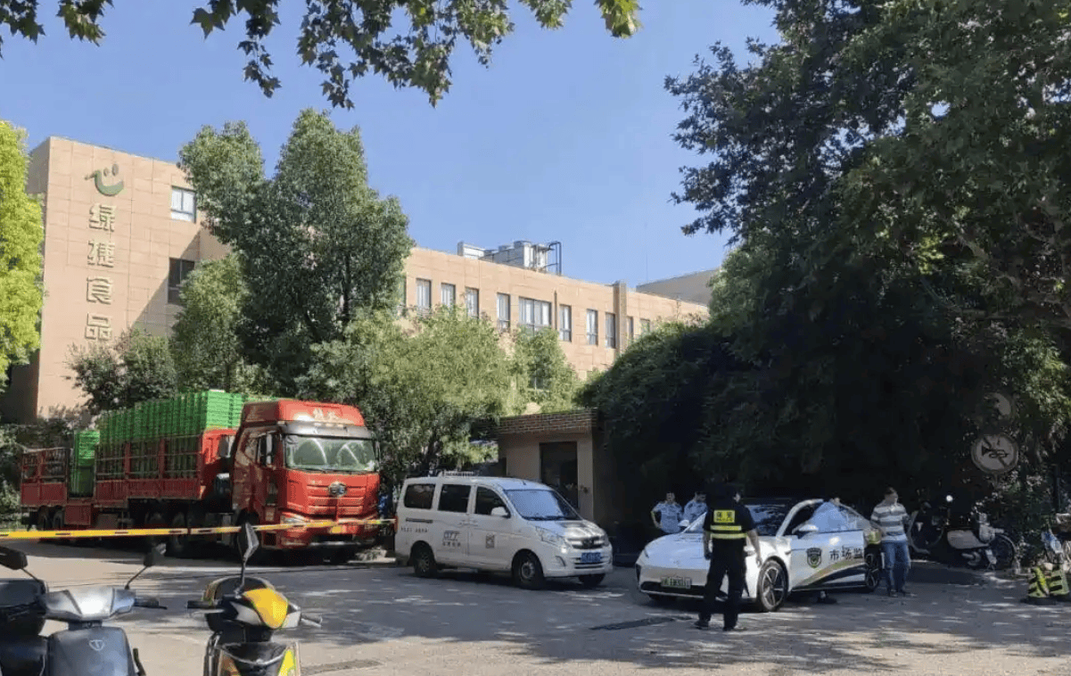 上海學(xué)生午餐蝦仁炒蛋緊急停供持續(xù)發(fā)酵，閔行區(qū)市監(jiān)局介入，家長稱“菜臭得吃到吐”